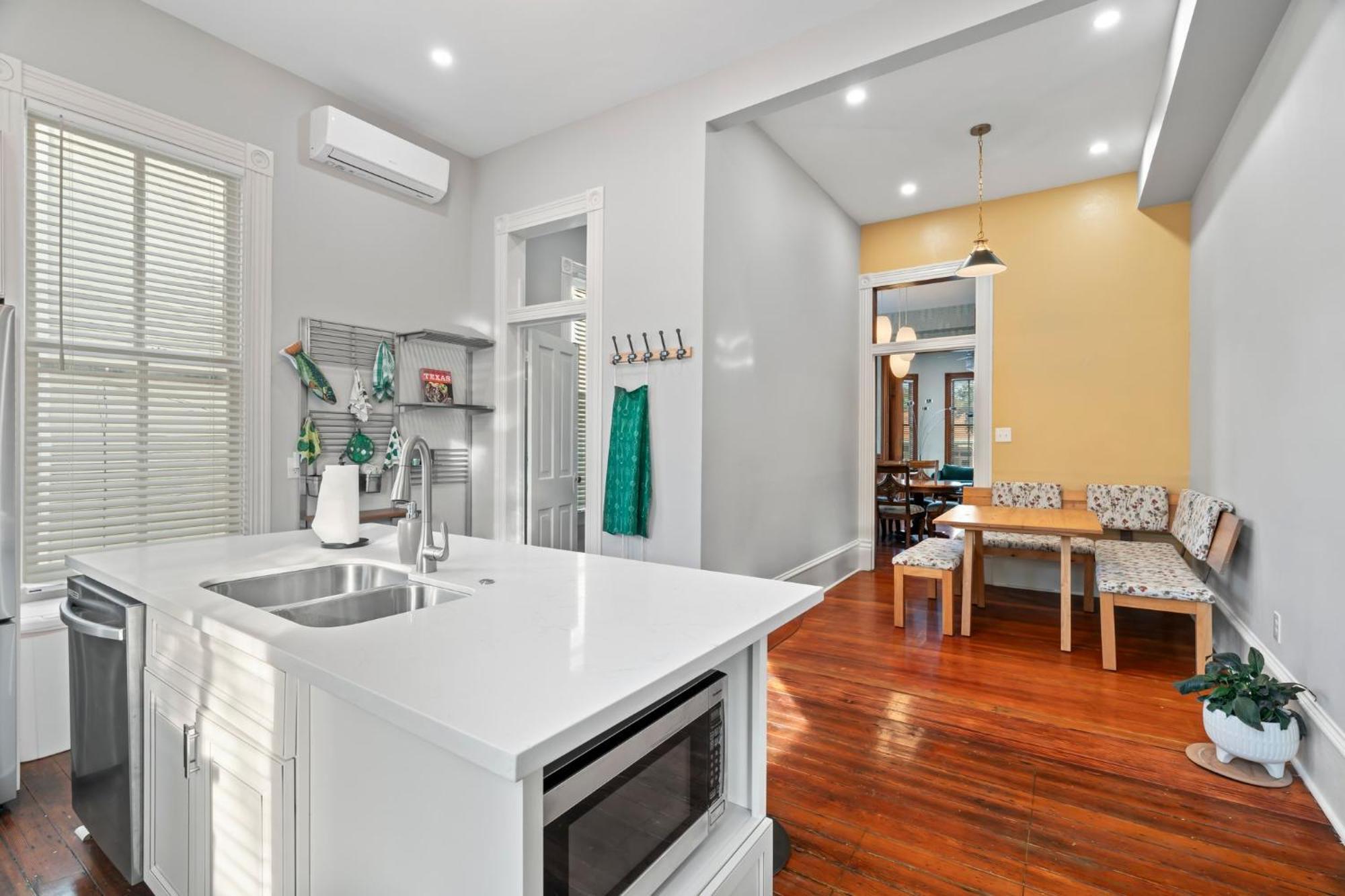 Historic Galveston Family Beach Home With 3 King Beds Eksteriør bilde