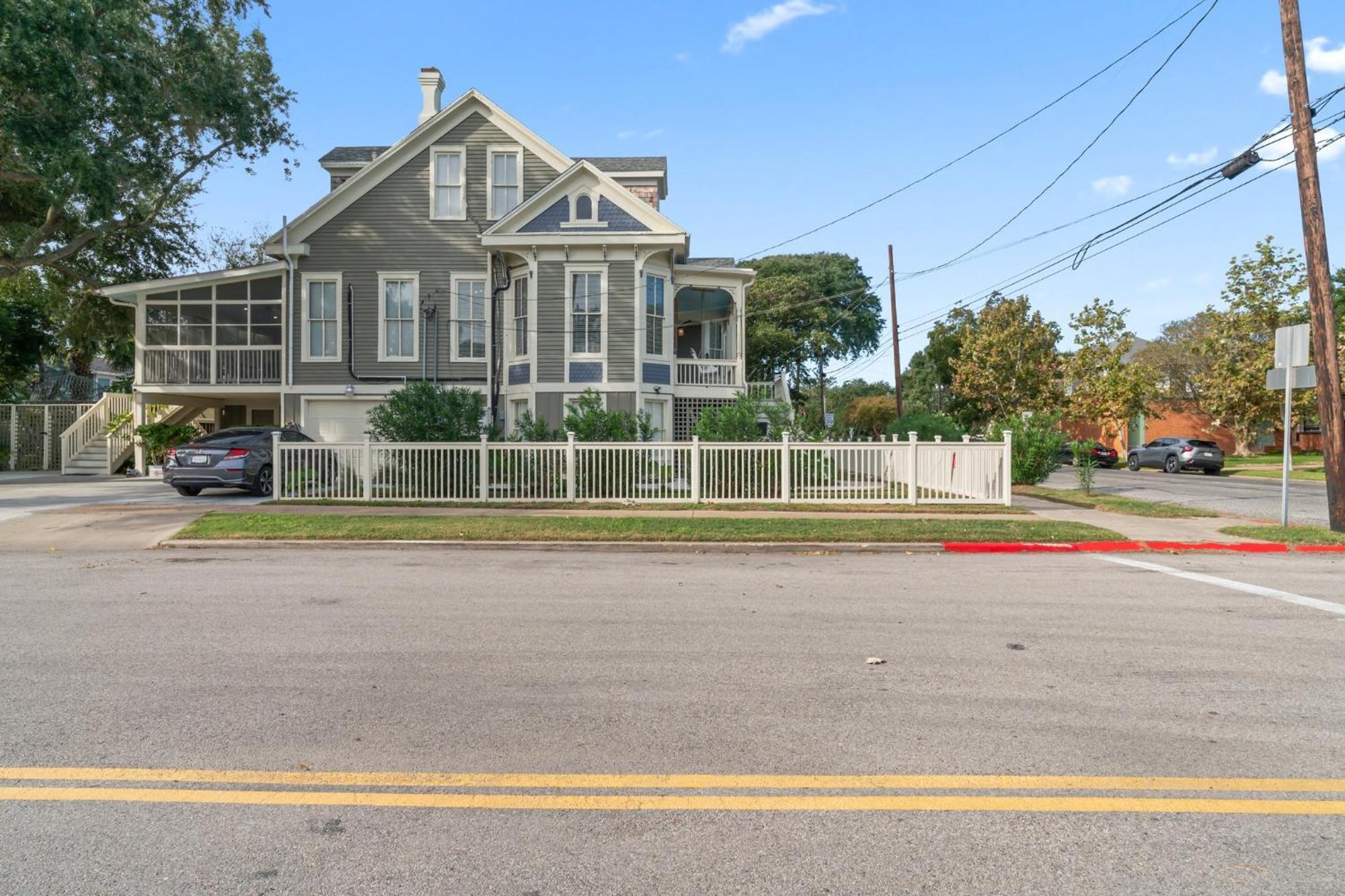 Historic Galveston Family Beach Home With 3 King Beds Eksteriør bilde